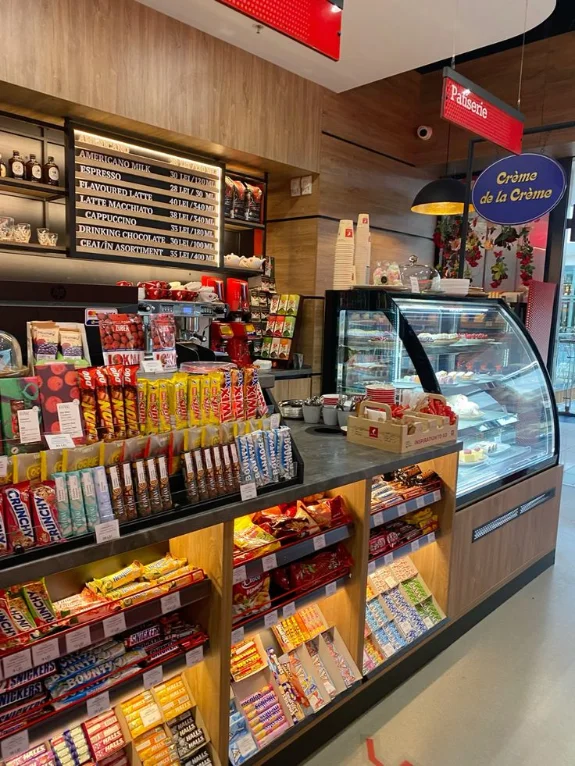 El mostrador de un comercio con golosinas y una vitrina de pastelería